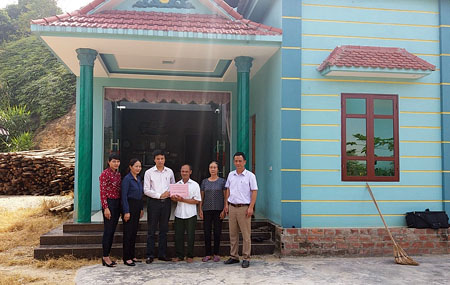 Lãnh đạo huyện Văn Yên tặng quà gia đình chính sách tại xã An Thịnh.